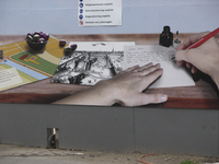 905034 Afbeelding van een collage gemaakt door studenten van de Hogeschool Utrecht, op de bouwschutting rond het ...